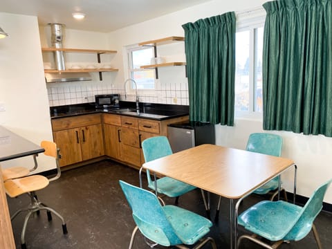 Apartment, 1 King Bed | Private kitchenette