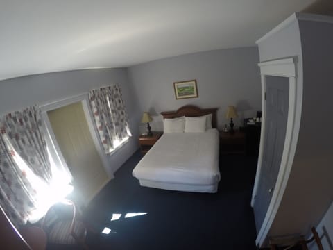 Standard Room, 1 Queen Bed | Desk, soundproofing, iron/ironing board, free WiFi