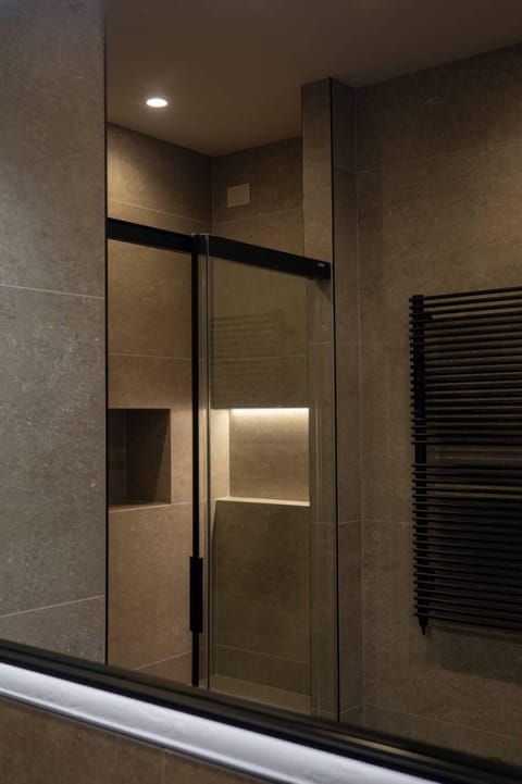 Shower, rainfall showerhead, free toiletries, hair dryer