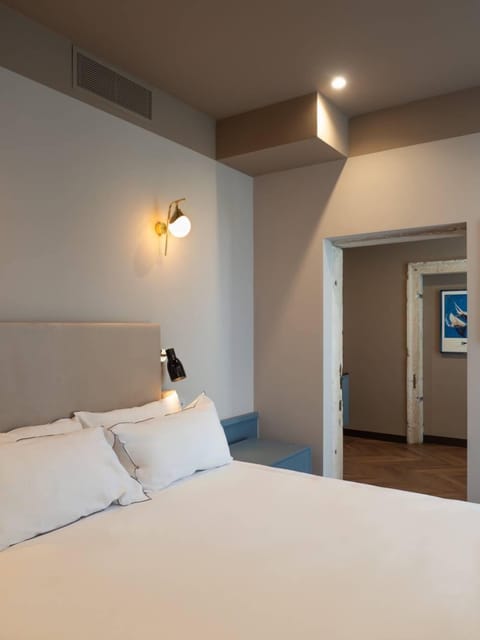 Suite, 1 King Bed, Non Smoking | Minibar, in-room safe, iron/ironing board, free WiFi