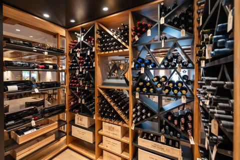 Breakfast, lunch, dinner served; international cuisine