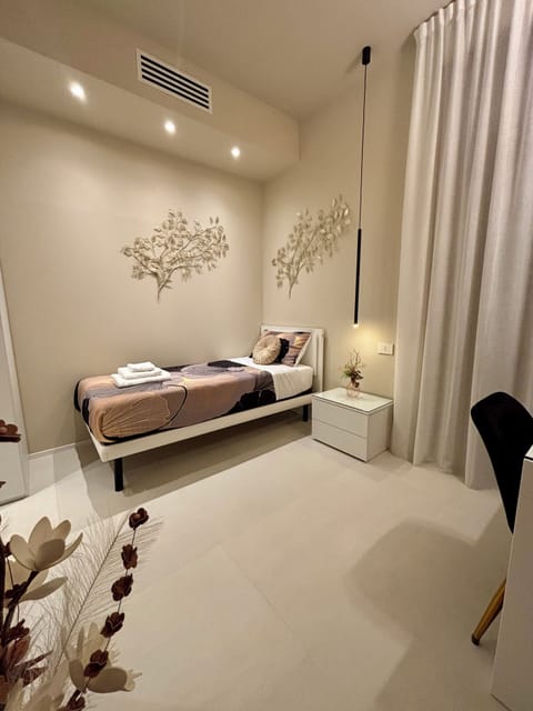 Bloom room 01 | Desk, laptop workspace, free WiFi