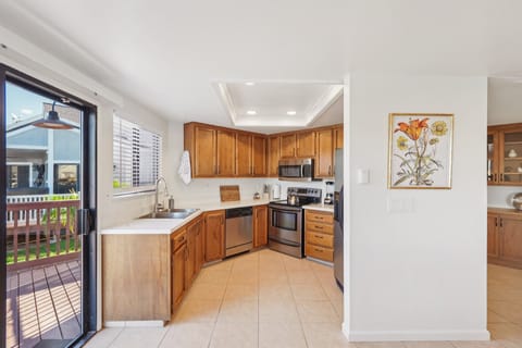 House, 3 Bedrooms | Private kitchen | Fridge, oven, coffee/tea maker