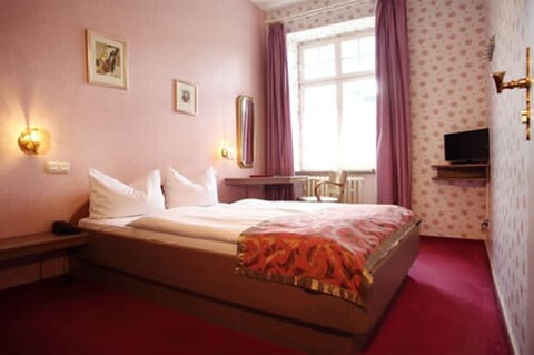 Double Room | Desk, free WiFi, bed sheets