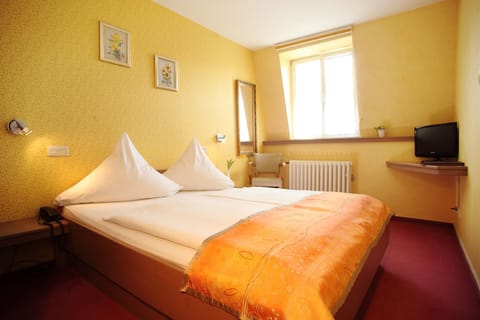 Double Room | Desk, free WiFi, bed sheets