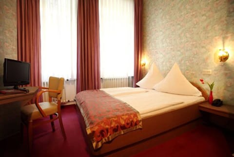 Double Room | Desk, free WiFi, bed sheets