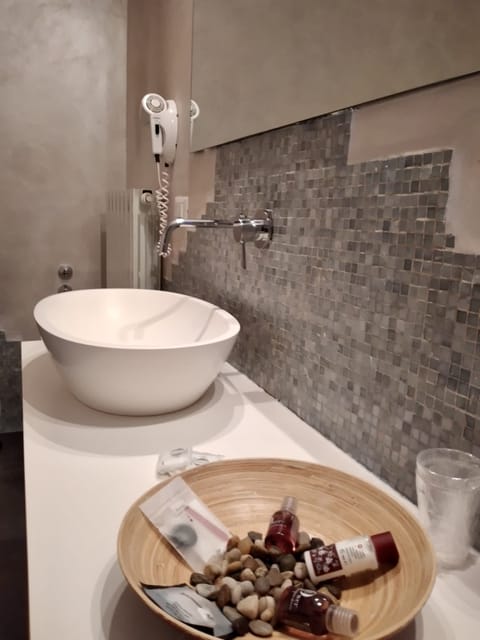 Superior Suite | Bathroom | Shower, free toiletries, hair dryer, bidet