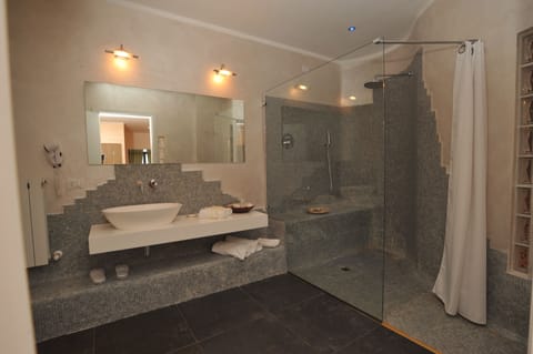 Superior Suite | Bathroom | Shower, free toiletries, hair dryer, bidet