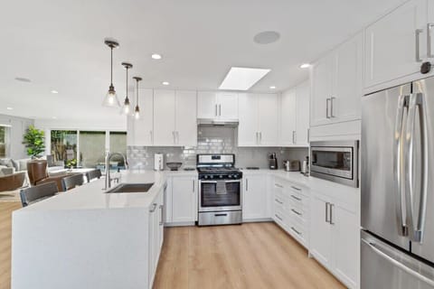 House | Private kitchen | Microwave, oven, stovetop, dishwasher