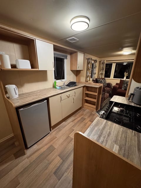 Fridge, oven, stovetop, electric kettle