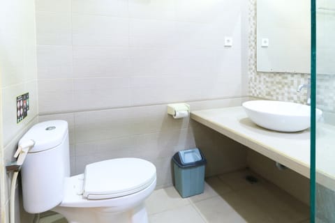 Superior Room | Bathroom | Shower, free toiletries, towels