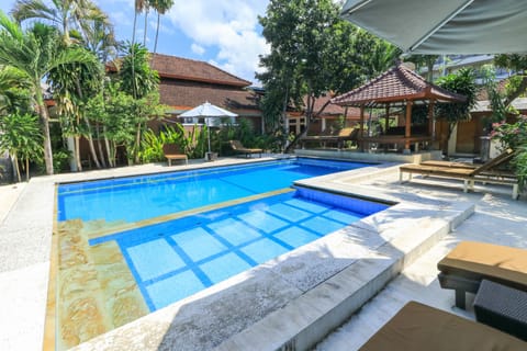 Outdoor pool, sun loungers