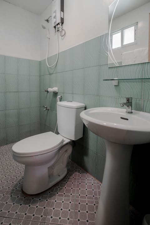 Standard Studio | Bathroom | Shower, free toiletries, bidet, towels