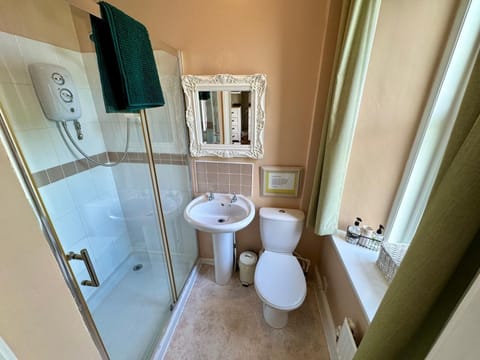 Double Room (Room 7) | Bathroom