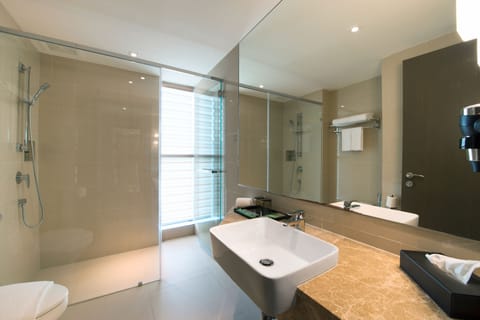 Olive Deluxe Room | Bathroom | Free toiletries, hair dryer, slippers, bidet