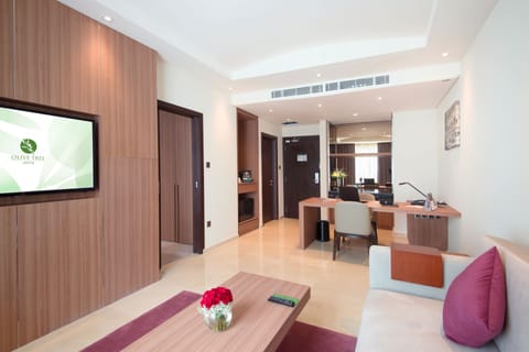 Executive Suite | Living area | 40-inch LED TV with satellite channels, TV