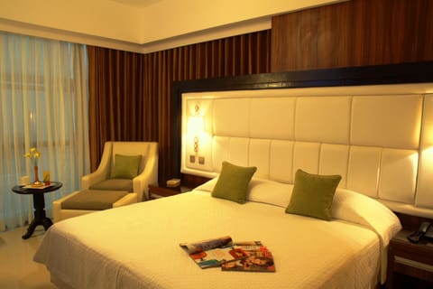 Executive Room | Premium bedding, minibar, in-room safe, desk