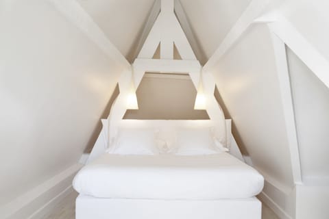 Duplex Atelier Room 9  | Premium bedding, free minibar, in-room safe, rollaway beds