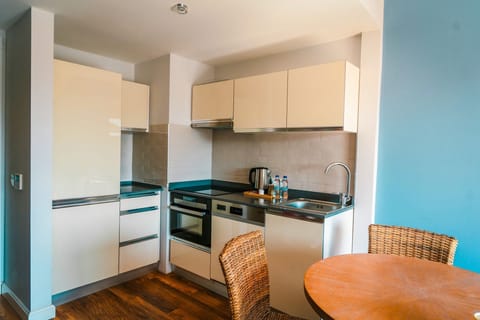 Full-size fridge, oven, stovetop, dishwasher