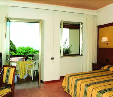 Double Room | In-room safe, desk, free WiFi, bed sheets