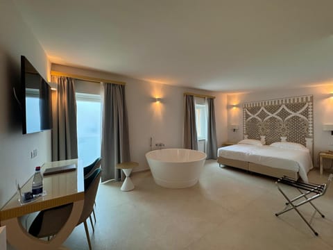 Deluxe Room, Sea View | Minibar, in-room safe, desk, blackout drapes