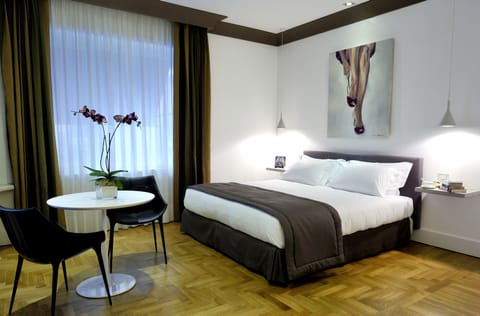 Junior Suite, 1 King Bed | Premium bedding, minibar, in-room safe, desk