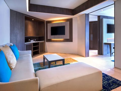 Business Suite, 1 King Bed | Minibar, in-room safe, desk, laptop workspace