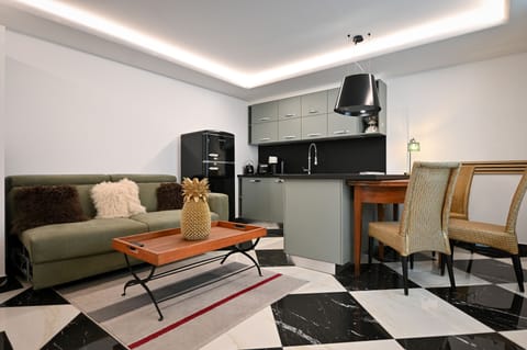 Apartment, 1 Bedroom, Accessible, City View | Living room