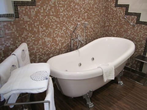 Junior Suite | Deep soaking bathtub