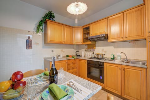 Fridge, oven, stovetop, coffee/tea maker