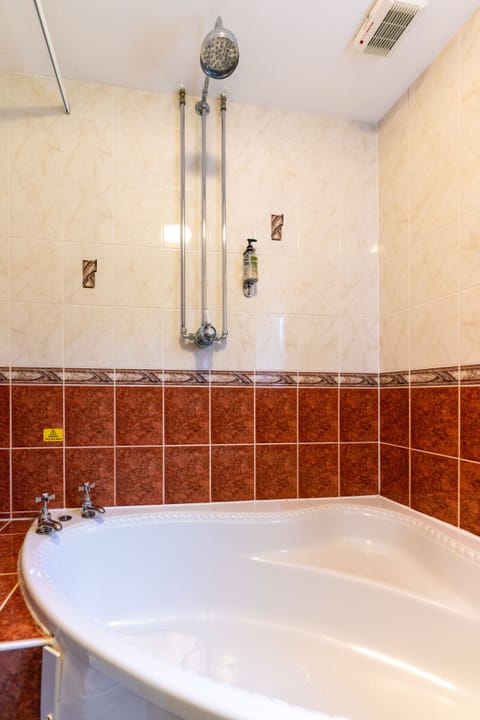 Family Room | Bathroom | Combined shower/tub, free toiletries, hair dryer, towels