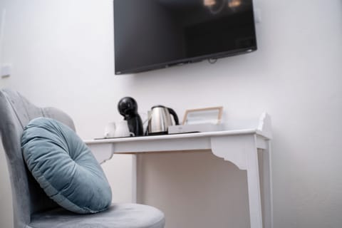 Deluxe Double Room | Laptop workspace, free WiFi