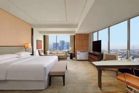 Club Suite, 1 King Bed (Club Lounge Access) | 1 bedroom, minibar, in-room safe, desk