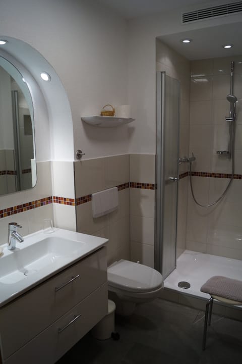 Double Room, Balcony | Bathroom | Shower, free toiletries, towels