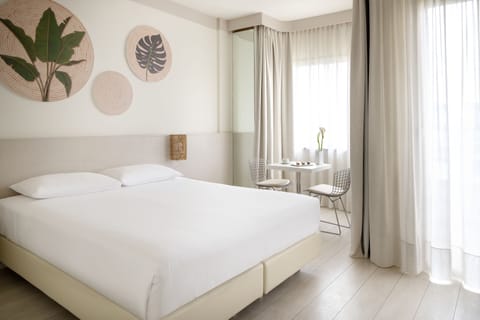 Down comforters, minibar, in-room safe, desk