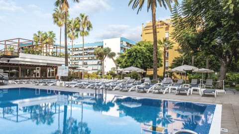 Outdoor pool, sun loungers