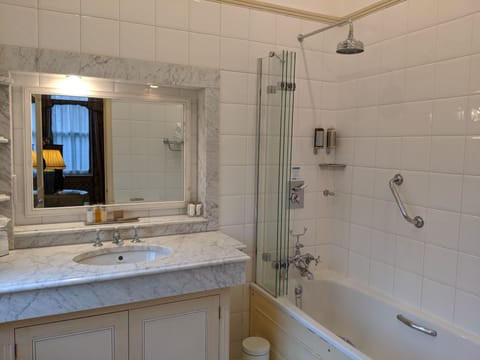 Combined shower/tub, free toiletries, hair dryer, towels