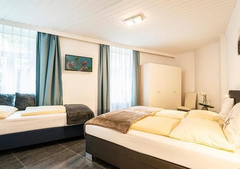 Triple Room | In-room safe, bed sheets