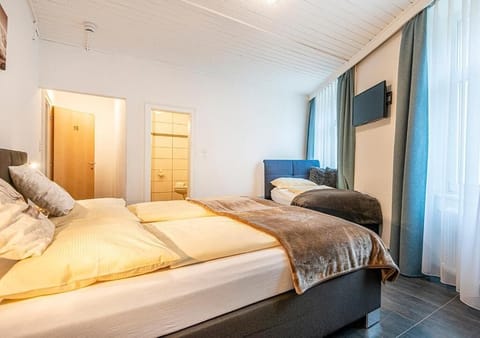Triple Room | In-room safe, bed sheets