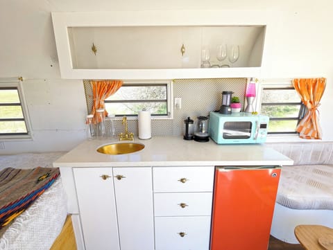 Janis Jopplin Trailer | Private kitchen | Fridge, microwave, electric kettle, cookware/dishes/utensils