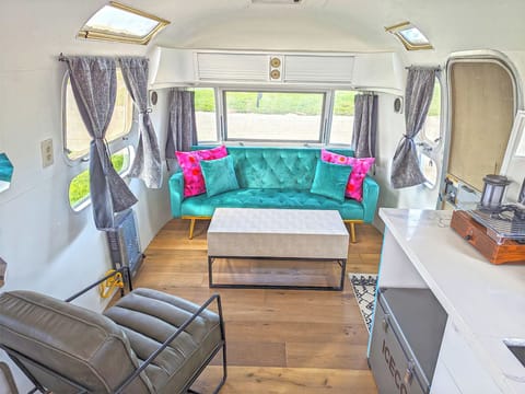 Mick Jagger Trailer | Living area | Music library