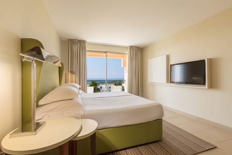 Deluxe Suite, 2 Bedrooms, Sea View | Minibar, in-room safe, blackout drapes, soundproofing