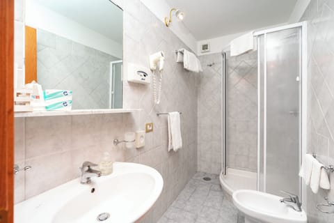 Junior Studio Suite, 1 Double or 2 Twin Beds | Bathroom | Shower, rainfall showerhead, free toiletries, hair dryer