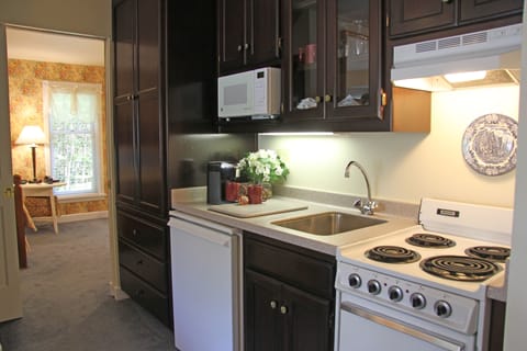 Suite, 1 Bedroom (Whirlpool) | Private kitchenette