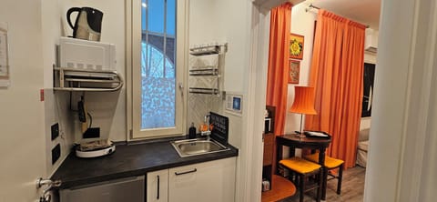 Triple Room, Multiple Beds, Patio, Courtyard View | Private kitchen | Mini-fridge, microwave, cookware/dishes/utensils