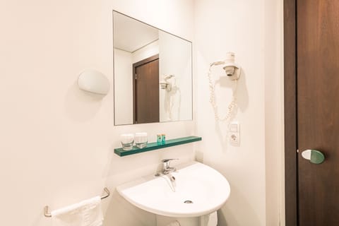 Standard Room | Bathroom | Combined shower/tub, jetted tub, free toiletries, hair dryer