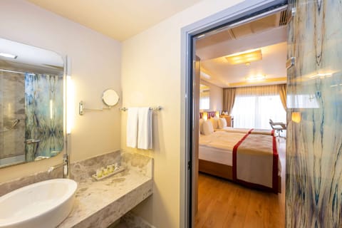 Suite, 1 Twin Bed | Premium bedding, minibar, in-room safe, individually decorated