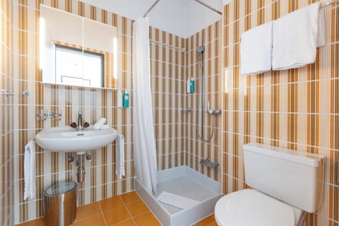 Small Simple Lake View Room | Bathroom | Shower, free toiletries, hair dryer, towels