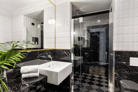 Junior Suite | Bathroom | Hair dryer, slippers, bidet, towels