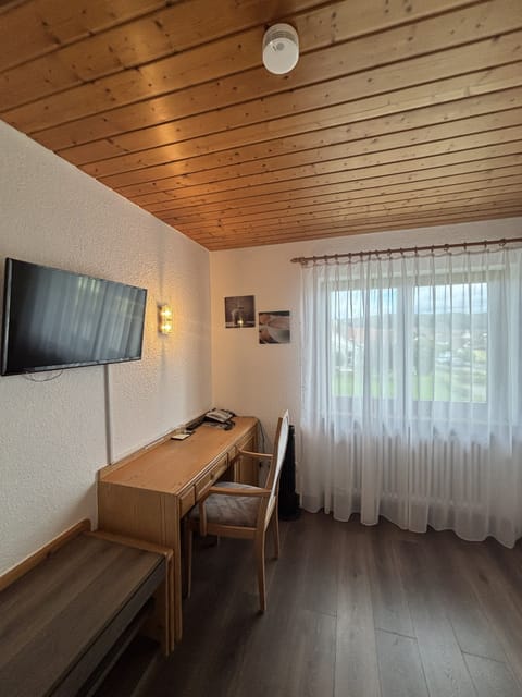 Basic Single Room | Desk, laptop workspace, free cribs/infant beds, free WiFi